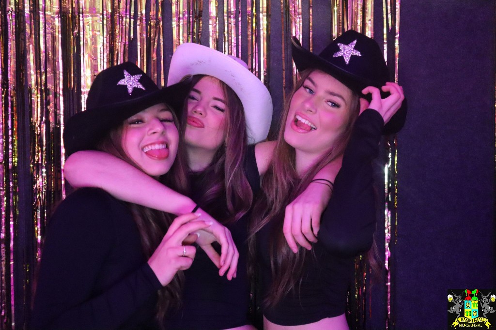 ../Images/Jeugd Opwarmbal Photobooth 349.jpg